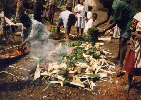 Covering the food in a mumu pit
